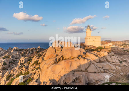 Des formations de roche de granit sur phare de Capo Testa, Sardaigne, Italie. Banque D'Images