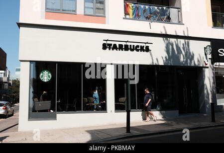 Récemment ouvert café Starbucks Cafe à St James's Street Brighton Kemp Town Photo prise par Simon Dack Banque D'Images