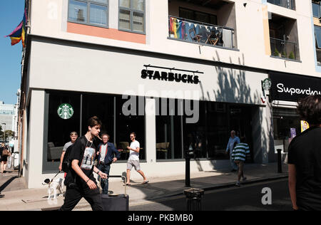 Récemment ouvert café Starbucks Cafe à St James's Street Brighton Kemp Town Photo prise par Simon Dack Banque D'Images