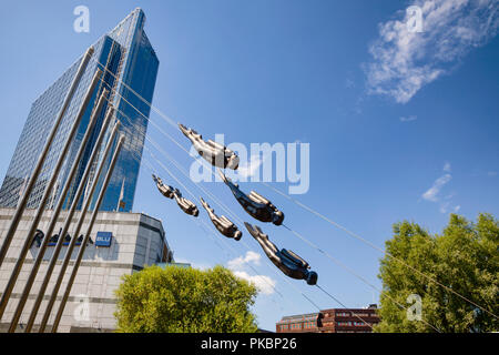 OSLO, Norvège - 12 juillet 2018 : Ola Enstad d'extérieur en acier inoxydable du Dykkar sculpture skulptur (plongeur sculpure) près de Radisson Blu Hotel à Vaterland Banque D'Images