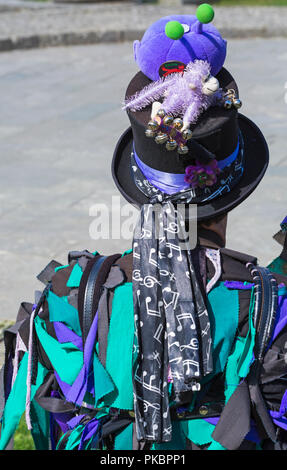 Morris dancer, membre du couvain Wicket Border Morris à la Folk Festival, Swanage Swanage, Dorset UK sur un beau jour ensoleillé chaud en Septembre Banque D'Images