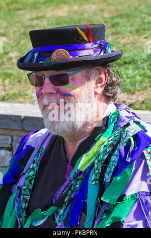 Morris dancer, membre du couvain Wicket Border Morris à la Folk Festival, Swanage Swanage, Dorset UK sur un beau jour ensoleillé chaud en Septembre Banque D'Images