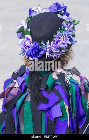 Morris dancer, membre du couvain Wicket Border Morris à la Folk Festival, Swanage Swanage, Dorset UK sur un beau jour ensoleillé chaud en Septembre Banque D'Images