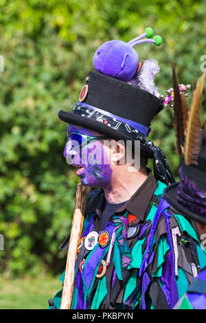 Morris dancer, membre du couvain Wicket Border Morris à la Folk Festival, Swanage Swanage, Dorset UK sur un beau jour ensoleillé chaud en Septembre Banque D'Images