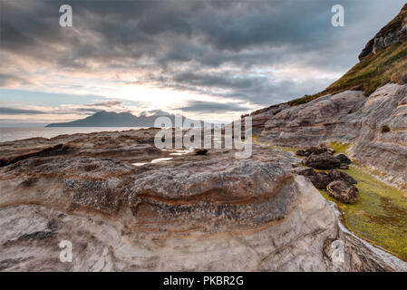 Formations rocheuses inhabituelles à Liag Bay, à l'île de Eigg Banque D'Images