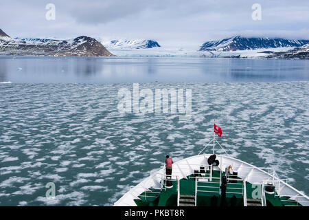 G Adventures bateau de croisière expédition arbalète la voile à travers la glace de mer mince vers un glacier dans un fjord en été. Spitsbergen Archipel Svalbard Norvège Banque D'Images