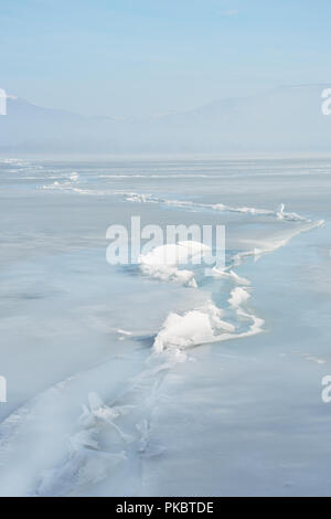 Complètement fendu la surface de la glace d'un lac Orestiada à Kastoria , Grèce Banque D'Images