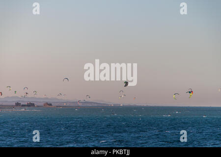 Kite surfeurs à cheval sur la mer Rouge au coucher du soleil à El Gouna, Egypte Banque D'Images