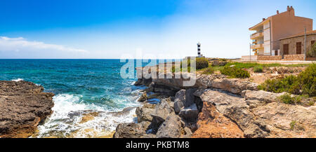 Vue panoramique de phare à Colonia Sant Jordi, Majorque, Espagne Mer Méditerranée Banque D'Images