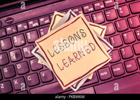 Signe montrant les leçons tirées du texte. Photo conceptuelle promouvoir partager et utiliser les connaissances issues de l'expérience. Banque D'Images