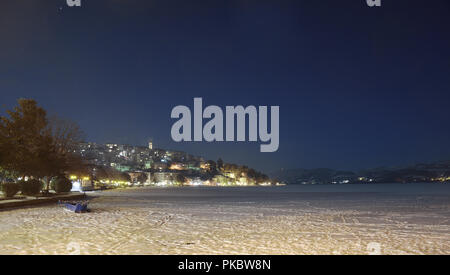 Kastoria avec lac gelé couvrir avec de la neige dans la nuit Banque D'Images