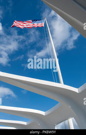 Vue sur le drapeau américain à travers l'ouverture du toit dans l'Arizona Memorial à Pearl Harbor, Hawaii, USA. Décembre 2010. Banque D'Images