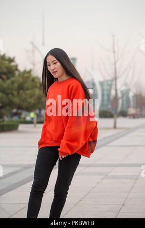 Skate skateboard. Sport patinage fille adolescente Concept. Girl riding a roulettes sur le coucher du soleil. Banque D'Images