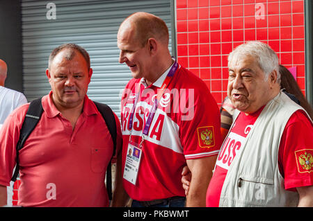 Alexander Karelin, Aleksandr Karelin (russes en retraite), lutteur gréco-romain plus grand, avec un ventilateur au Parc olympique de Londres 2012, en Angleterre, Royaume-Uni Banque D'Images