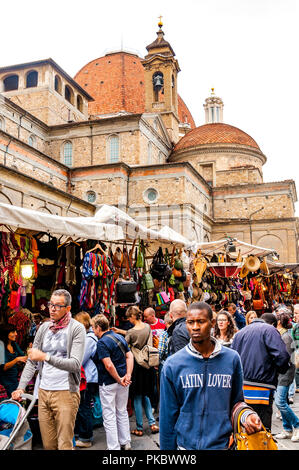 La basilique de San Lorenzo, dont le marché et les gens 'Latin lover' de l'avant-plan, Florence (Firenze), Italie Banque D'Images