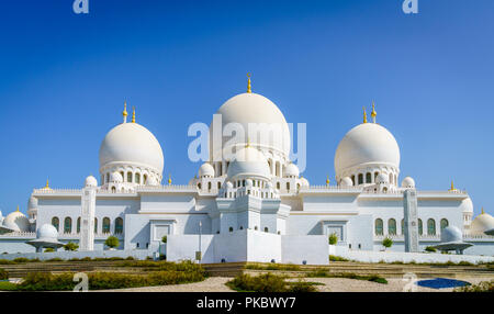 Vue extérieure de la Grande Mosquée Sheikh Zayed à Abu Dhabi, Émirats arabes unis Banque D'Images