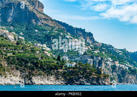 Maisons et hôtels sur promontoires bordée d'menant à la mer Méditerranée à Amalfi, Italie Banque D'Images
