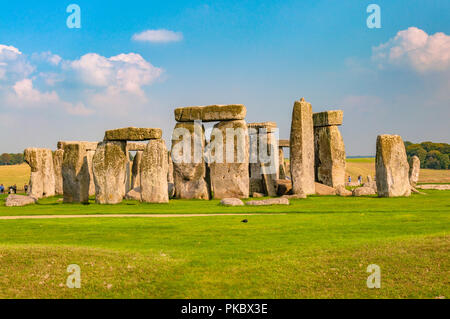 L'ensemble de Stonehenge avec de l'herbe verte verdoyante, avec du soleil dans le Wiltshire, England, UK Banque D'Images