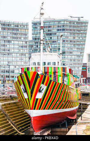 Un 'dazzle' navire, l'Edmund Gardner, dans la confusion des couleurs de camouflage leurre en cale sèche à Liverpool, Angleterre, RU portrait Banque D'Images