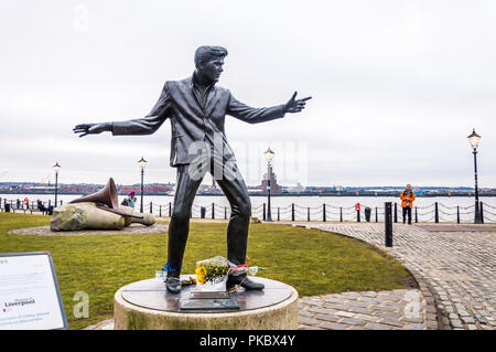 La statue de Billy Fury à Liverpool, Angleterre, Royaume-Uni, paysage Banque D'Images