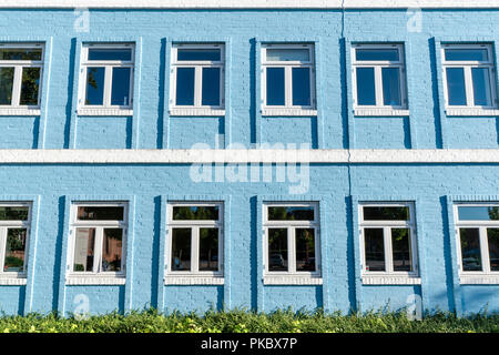Maison de brique bleu avec blanc windows côte à côte Banque D'Images