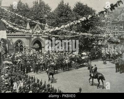 "La visite de la reine à son lieu de naissance : La scène à l'extérieur de l'église de la Vierge Marie, Kensington', (c1897). Artiste : Argent Archer. Banque D'Images