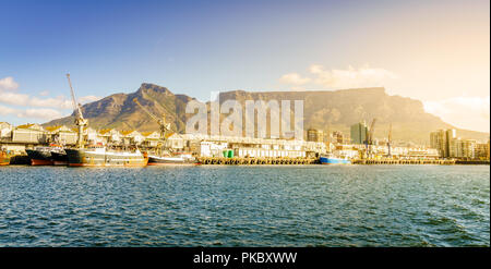 Les quais commerciaux à Cape Town port avec la Montagne de la table en arrière-plan Banque D'Images