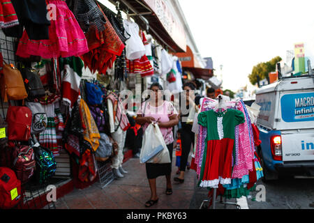 Vente de costumes de adelita et charro chapeaux très populaire ce 16 septembre pour le cri de l'indépendance. Viva Mexico. Les fêtes nationales, révolution Mexicaine Banque D'Images