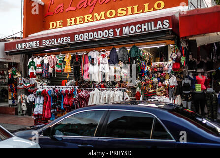 Vente de costumes de adelita et charro chapeaux très populaire ce 16 septembre pour le cri de l'indépendance. Viva Mexico. Les fêtes nationales, révolution Mexicaine Banque D'Images