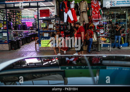 Vente de costumes de adelita et charro chapeaux très populaire ce 16 septembre pour le cri de l'indépendance. Viva Mexico. Les fêtes nationales, révolution Mexicaine Banque D'Images