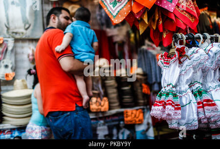 Vente de costumes de adelita et charro chapeaux très populaire ce 16 septembre pour le cri de l'indépendance. Viva Mexico. Les fêtes nationales, révolution Mexicaine Banque D'Images