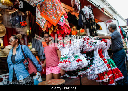 Vente de costumes de adelita et charro chapeaux très populaire ce 16 septembre pour le cri de l'indépendance. Viva Mexico. Les fêtes nationales, révolution Mexicaine Banque D'Images