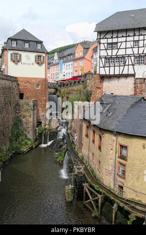 Saarburg, Rhénanie-Palatinat / ALLEMAGNE 24 Août 2018 : Architecture de Saarburg avec sa vieille ville historique et une partie de la rivière Leuk circulant dans la ville Banque D'Images