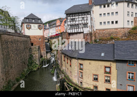 Saarburg, Rhénanie-Palatinat / ALLEMAGNE 24 Août 2018 : Architecture de Saarburg avec sa vieille ville historique et une partie de la rivière Leuk circulant dans la ville Banque D'Images