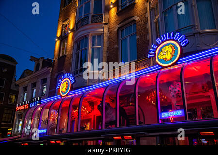 Amsterdam, Pays-Bas - le 7 juillet 2018 : Le célèbre café Bulldog dans Amsterdam city, Pays-Bas Banque D'Images