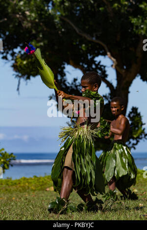 Les villageois de Waitabu village à Taveuni island, Fiji mis sur une cérémonie Kava traditionnel pour un groupe de touristes culturels. Banque D'Images