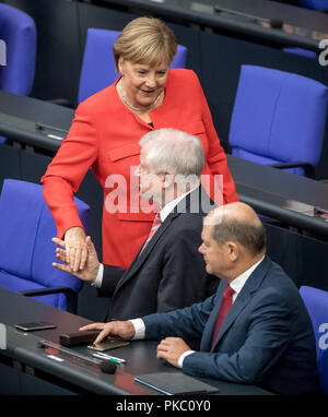Berlin, Allemagne. Sep 12, 2018. Berlin, Allemagne. Sep 12, 2018. 09 décembre 2018, Berlin : la Chancelière Angela Merkel (CDU) accueille M. Horst Seehofer, ministre de l'Intérieur et de l'Olaf Scholz, ministre des Finances, avant une session plénière du Bundestag sur le budget 2019 à Berlin, Allemagne, 12 septembre 2018. Dpa : Crédit photo alliance/Alamy Live News Banque D'Images