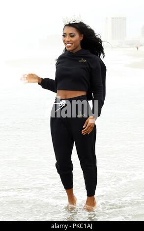 Atlantic City, NJ, USA. 10 Sep, 2018. Miss America 2019 Nia Franklin lors d'une apparition publique de Miss America 2019 prend l'orteil annuel plongeon dans l'océan Atlantique, le Boardwalk, Atlantic City, NJ le 10 septembre 2018. Credit : MORA/Everett Collection/Alamy Live News Banque D'Images