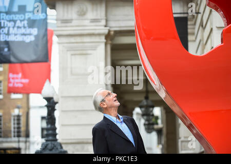 Londres, Royaume-Uni. 12 septembre 2018. Architecte de renommée internationale et académicien royal honoraire Renzo Piano à un essai de 'Renzo Piano : l'art de rendre les bâtiments', une exposition réunissant 16 de ses plus importants projets. Il est vu à côté d'un 'gerberette', un exemplaire d'une poutre à bascule en fonte utilisée dans le centre George Pompidou à Paris, l'exposition se déroulera du 15 septembre au 20 janvier 2019 à la Royal Academy of Arts de Piccadilly. Crédit : Stephen Chung / Alamy Live News Banque D'Images