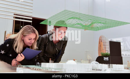 Londres, Royaume-Uni. 12 septembre 2018. Les visiteurs Voir la conception de l'Académie des Sciences de Californie, à San Francisco, USA, à un essai de 'Renzo Piano : l'art de rendre les bâtiments', une exposition d'oeuvres de l'architecte de renommée internationale et académicien royal honoraire Renzo Piano. Un aperçu de 16 de ses plus importants projets sont exposés dans une exposition qui se déroulera du 15 septembre au 20 janvier 2019 à la Royal Academy of Arts de Piccadilly. Crédit : Stephen Chung / Alamy Live News Banque D'Images