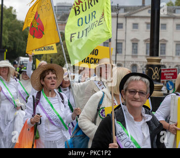 Londres, 12 septembre 2018. "Les femmes de Lancashire' habillés comme des suffragettes, Anti fracturation de protestation devant la Chambre des communes, le crédit Ian Davidson/Alamy Live News Banque D'Images