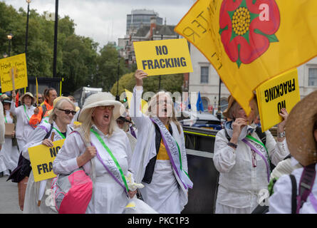 Londres, 12 septembre 2018. "Les femmes de Lancashire' habillés comme des suffragettes, Anti fracturation de protestation devant la Chambre des communes, le crédit Ian Davidson/Alamy Live News Banque D'Images