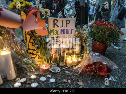 Pittsburgh, PA, USA. Sep 11, 2018. Des centaines de fans pleurent la mort de rapper MAC MILLER lors d'une veillée publique tenue à Frick Park's Blue Slide jeu pour enfants qu'il nomme son premier album après 2011. Fans se sont réunis pour rendre hommage à son enfance hangout place quatre jours après la nouvelle qu'il est mort à l'âge de 26 ans à son domicile de Los Angeles. Crédit : Jason L. Nelson/AdMedia/ZUMA/Alamy Fil Live News Banque D'Images