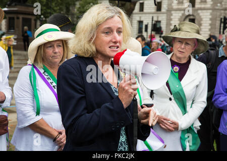 Londres, Royaume-Uni. 12 Septembre, 2018. Ruth George, du travail MP pour High Peak dans le Derbyshire, adresses des femmes de partout au Royaume-Uni et leurs partisans la tenue d'un rassemblement des femmes au Parlement 100 d'honneur pour les suffragettes et attirer l'attention sur le manque de démocratie en annulant les votes contre la fracturation hydraulique. La manifestation a été organisée pour coïncider avec un débat sur la fracturation hydraulique à Westminster Hall. Credit : Mark Kerrison/Alamy Live News Banque D'Images