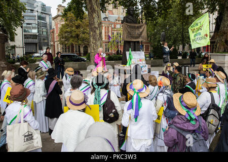 Londres, Royaume-Uni. 12 Septembre, 2018. Ruth London de Fuel Poverty Action traite des femmes de partout au Royaume-Uni et leurs sympathisants à un rassemblement de 100 femmes à côté de la statue de Millicent Fawcett au Parlement d'honneur pour les suffragettes et attirer l'attention sur le manque de démocratie en annulant les votes contre la fracturation hydraulique. Credit : Mark Kerrison/Alamy Live News Banque D'Images