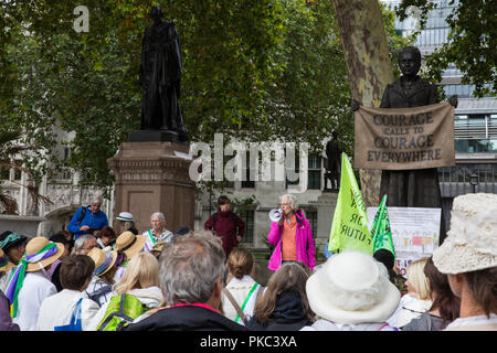 Londres, Royaume-Uni. 12 Septembre, 2018. Ruth London de Fuel Poverty Action traite des femmes de partout au Royaume-Uni et leurs sympathisants à un rassemblement de 100 femmes à côté de la statue de Millicent Fawcett au Parlement d'honneur pour les suffragettes et attirer l'attention sur le manque de démocratie en annulant les votes contre la fracturation hydraulique. Credit : Mark Kerrison/Alamy Live News Banque D'Images