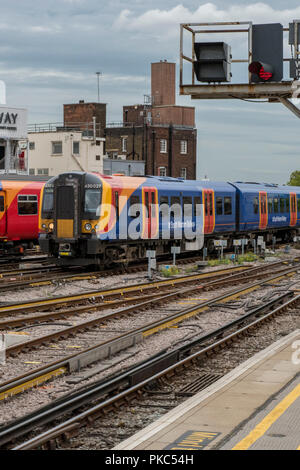 London Waterloo, au Royaume-Uni. 12Th Sep 2018. Le sud-ouest de trains en attente dans les plates-formes à la gare de Londres Waterloo au cours d'un mois d'action par la Guards concernant leur futur rôle dans les trains et les plans d'introduire uniquement l'exploitation de services dans tout le sud-ouest de l'opérateur ferroviaire ferroviaire réseau. Plus de grèves par les gardes de panoramique pour cette semaine et d'autres perturbations susceptibles de les banlieusards et les voyageurs sur la route. Crédit : Steve Hawkins Photography/Alamy Live News Banque D'Images