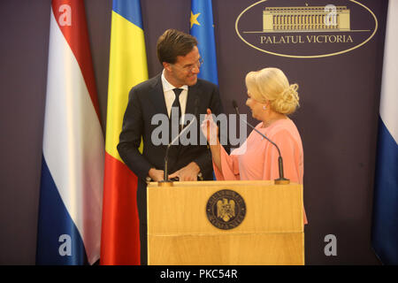 Bucarest, Roumanie - 12 septembre 2018 : Premier Ministre néerlandais Mark Rutte et son homologue Viorica Dancila Roumanie lors de la conférence de presse conjointe au Victoria Palace à Bucarest. Crédit : Gabriel Petrescu/Alamy Live News Banque D'Images