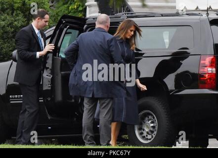 Première Dame Melania Trump promenades retour à la résidence qu'elle arrive à la Maison Blanche à Washington, D.C., septembre 11, 2018, après un voyage à Shanksville, en Pennsylvanie pour assister le vol 93 11 septembre Service Commémoratif. Crédit : Olivier Douliery/piscine par CNP | conditions dans le monde entier Banque D'Images