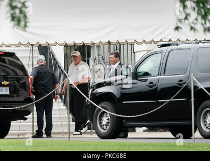 Washington, États-Unis d'Amérique. 05Th Nov, 2018. Le Président des Etats-Unis, Donald J. Trump repasser son cortège à il Maison Blanche à Washington, DC pour l'emmener à Trump International Golf Club à Sterling en Virginie, le 8 septembre 2018. Crédit : Chris Kleponis/Piscine via CNP | Conditions de crédit dans le monde entier : dpa/Alamy Live News Banque D'Images